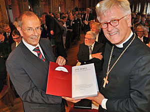 Altbischof Christoph Kähler (li.) und Ratsvorsitzender Heinrich Bedford-Strohm mit der revidierten Lutherbibel. (Foto: EKD)