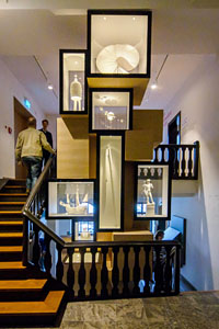 Der Turm im Treppenhaus des Museums zeigt berühmte Objekte der Kunst- und Kulturgeschichte aus Luthers Zeit. (Foto: epd-Bild/Sascha Willms)