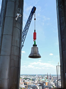 Eine der neuen Glocken für den Michel auf dem Weg nach oben. (Foto: epd-Bild/Stephan Wallocha)