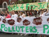 „Verursacher, zahlt!“ Forderung der Jugend für Klimagerechtigkeit – Kampagne beim Klimagipfel in Durban, Südafrika 2011 © WCC/LWF/W. Noack