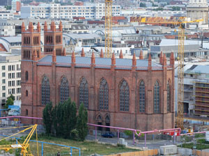 Die Friedrichswerdersche Kirche ist von Baustellen umzingelt. (Foto: epd-Bild/Gerold Meppelink)