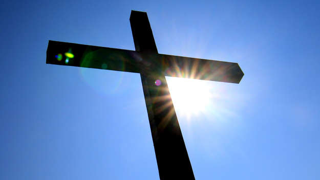Sonnenlicht hinter einem Kreuz