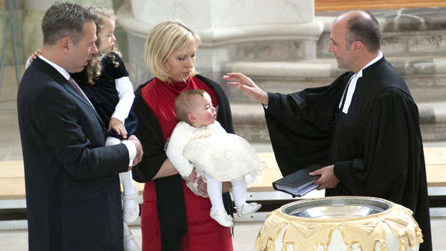 Pfarrer tauft Baby