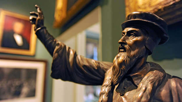 Statue des französischen Reformators Johannes Calvin (1509-1564) im Internationalen Museum der Reformation in Genf.