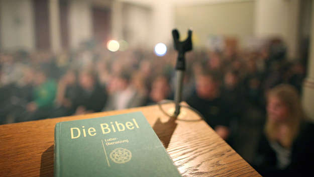 Bibel liegt während einem Gottesdienst auf einem Pult.