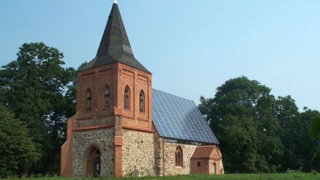 Evangelische Feldsteinkirche mit Solardach in Zernin.