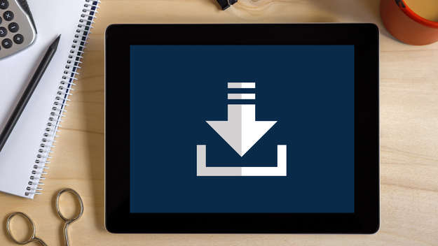 Tabletcomputer mit Download-Symbol.