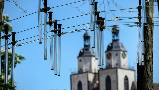 Torraum 'Ökumene und Religion' auf der Weltausstellung Reformation mit der Installation 'Clouds'; im Hintergrund die Türme der Stadtkirche St. Marien