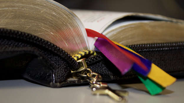 Aufgeschlagene Bibel mit Goldschnitt und vielen farbigen Bändern als Lesezeichen