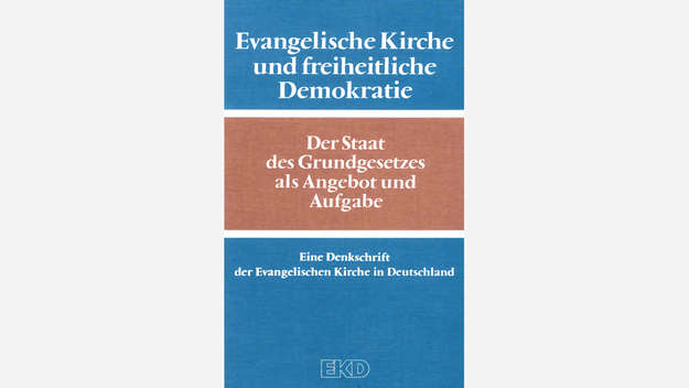 Blaues Cover der EKD-Denkschrift 'Evangelische Kirche und freiheitliche Demokratie'