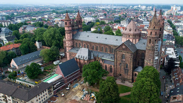 Luftaufnahme von Worms mit dem Dom St. Peter zu Worms im Vordergrund