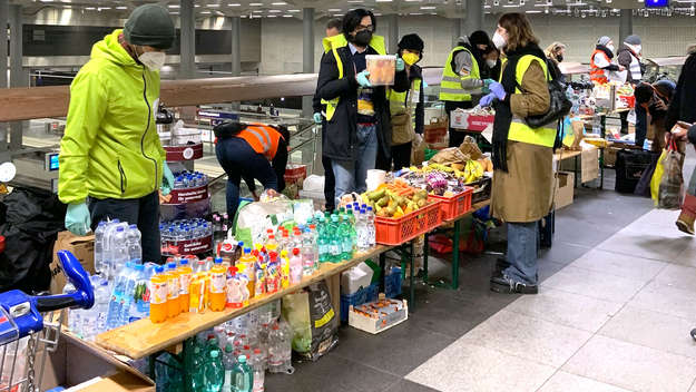 Freiwillige Helfer auf dem Bahnhof