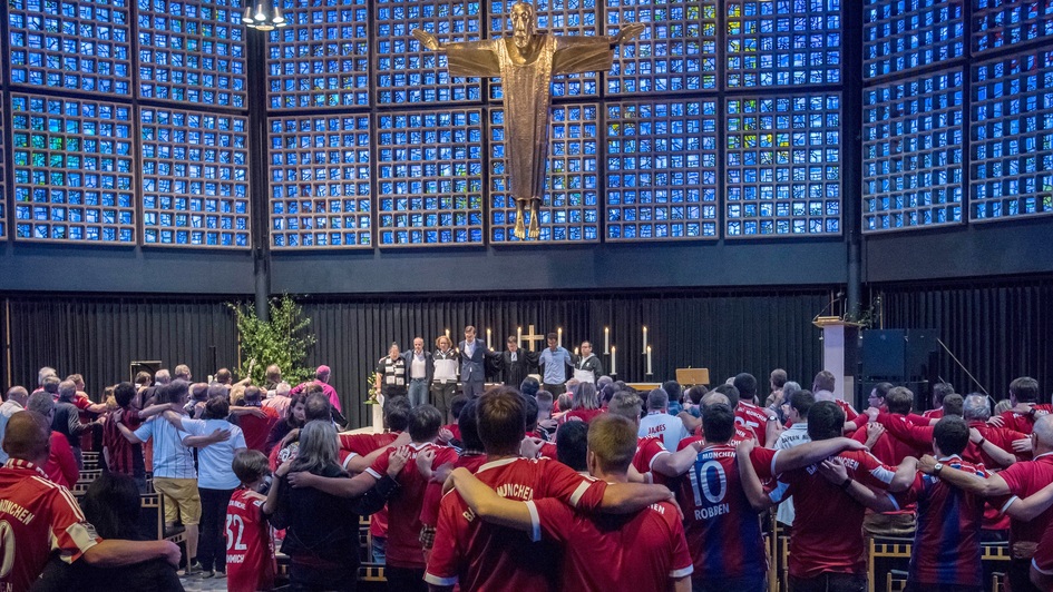 Fußball-Fans mit Trikot im Gottesdienst