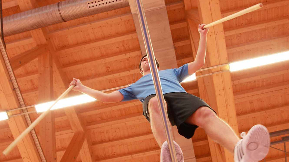 Ein Schüler balanciert auf einem Seil