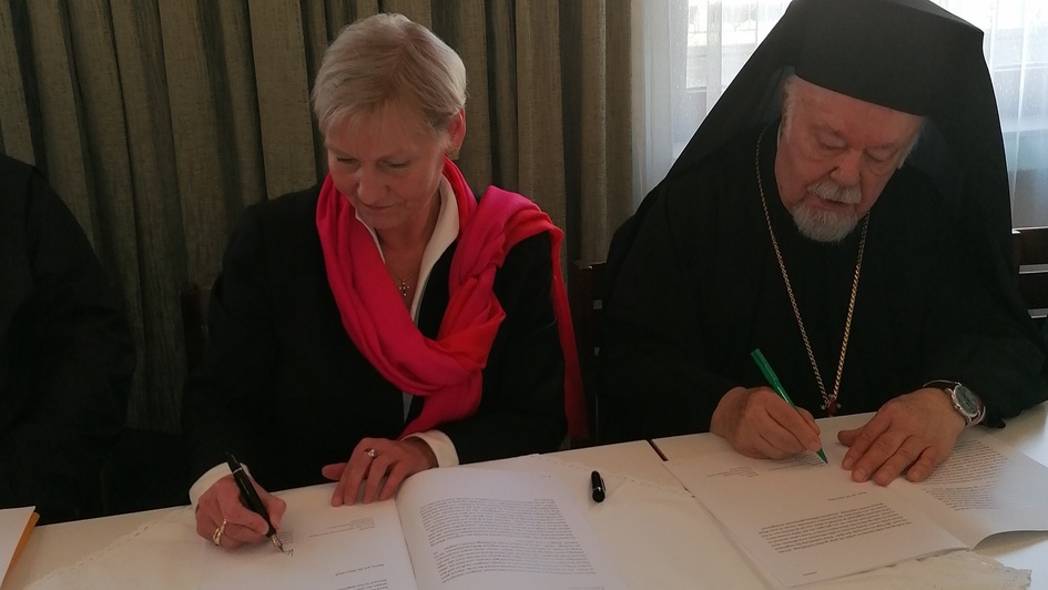 Bischöfin Fehrs und Metropolit Augoustinos unterzeichnen die ökumenische Handreichung.