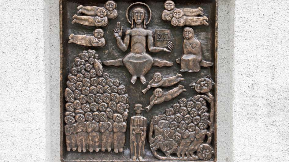 Das Jüngste Gericht: Bronzerelief von Friedrich Gurtschler, Pfarrkirche Schnals, Südtirol, Italien