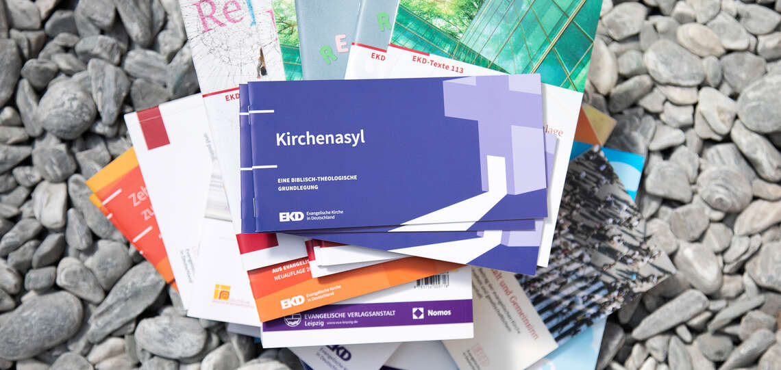 Stapel verschiedener Publikationen der EKD Stapel verschiedener Publikationen der EKD