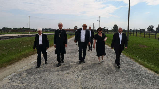 Teilnehmer der Delegationsreise auf dem Weg zur Gedenkstätte Auschwitz-Birkenau
