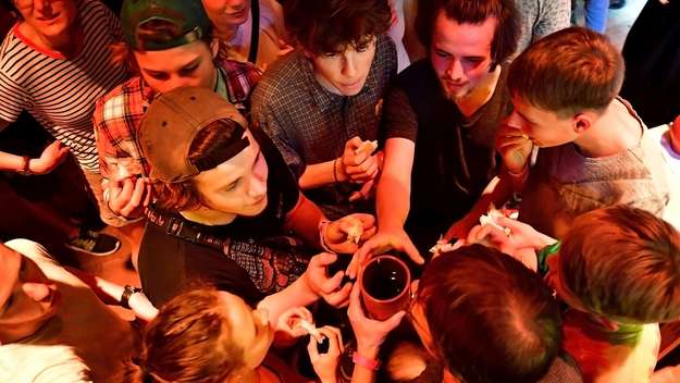 Jugendliche feiern Abendmahl in einem Techno-Gottesdienst im Columbia Theater in Berlin zum evangelischen Kirchentag 2017 in Berlin und Wittenberg