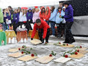 Schüler legen Rosen und Steinplatten mit den Namen der Opfer nieder