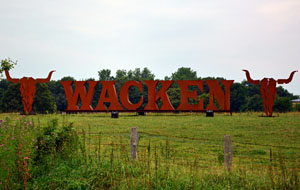 Schriftzug am Ortseingang Wacken. (Foto: Wikimedia CC-BY-3.0/Frank Schwichtenberg)