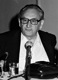 Egon Bahr bei einem Vortrag auf dem Deutschen Evangelischen Kirchentag 1988 in Erfurt. (Foto: epd-bild/Bernd Bohm)