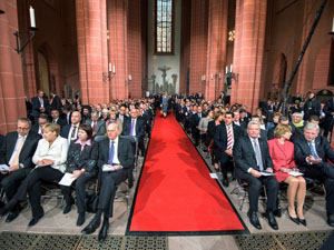 Ehrengäste vor Beginn des ökumenischen Gottesdienstes im Frankfurter Dom zum Auftakt der Feierlichkeiten zum Tag der Deutschen Einheit. (Foto: epd-Bild/Thomas Lohnes)