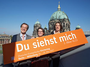 Bischof Markus Dröge, Kirchentagspräsidentin Christina Aus der Au und Generalsekretärin Ellen Ueberschär präsentieren das Leitwort des Kirchetags 2017. (Foto: epd-Bild/Rolf Zöllner)