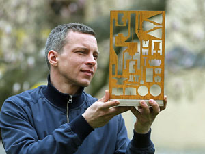 Der Kuenstler Michael Krenz mit seinem Entwurf. (Foto: epd-Bild/Steffen Schellhorn)