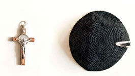 Symbole für das Christentum (Kreuz) und das Judentum (Kippa)