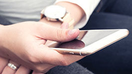 Frau am Smartphone