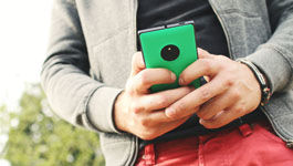 Mann mit Smartphone in der Hand
