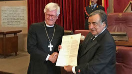 Palermos Bürgermeister Leoluca Orlando (re.) überreicht Heinrich Bedford-Strohm die Urkunde der Ehrenbürgerschaft.