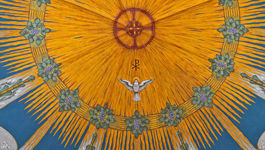 Deckenmalerei im Schirmgewölbe zeigt  über dem Altar der Ev. Kirche Halsbrücke eine Taube - Symbol für den heiligen Geist und Pfingstsymbol.