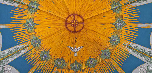 Deckenmalerei in Kirche mit Taube als Symbol für Pfingsten