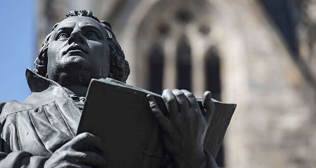 Statue Martin Luther vor der Kaufmannskirche in Erfurt