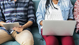 Jugendliche am Tablet und Laptop