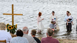 Taufe in der Elbe bei Dessau