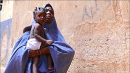 Mutter mit Kind auf dem Arm. Coverbild des Materialheftes