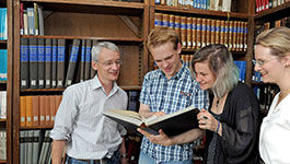 Theologiestudenten und -dozenten in einer Universitätsbibliothek, Archivbild