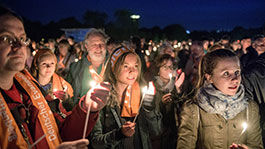 Teilnehmer des Kirchentags in abendlicher Stimmung mit Kerzen