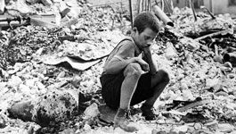 Junge zwischen Trümmern, 1939 in Warschau