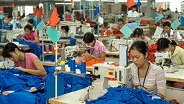 Näherinnen in einer Textilfabrik in Hung Yen in Vietnam. (Symbolbild)