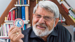 arald Bretschneider, damals Landesjugendpfarrer in Sachsen, entwarf das Symbol für die Friedensarbeit 1982.
