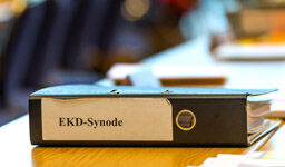 Ordner mit der Aufschrift "EKD-Synode"