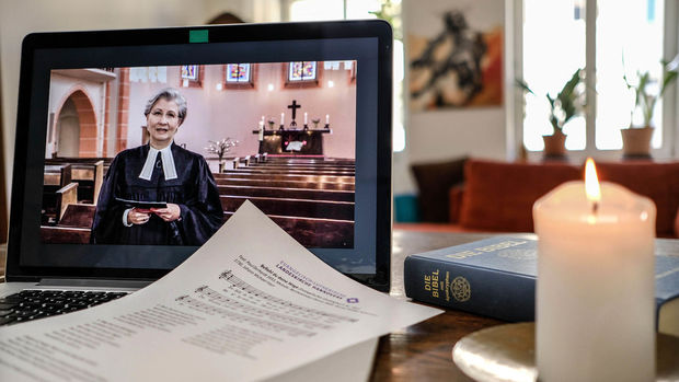Laptop mit Bild von Anke Merscher-Schüler in einer Kirche