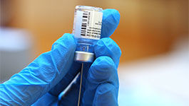 Impfstoff wird in einer Spritze aufgezogen