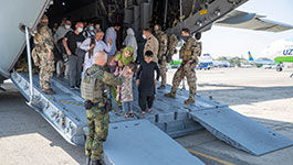 Ankunft eines A400M Militaertransporters der Bundeswehr nach einem Evakuierungsflug aus Kabul auf dem internationalen Airport Taschkent