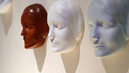 Totenmasken aus Keramik aus dem Museum fuer Sepulkralkultur in Kassel