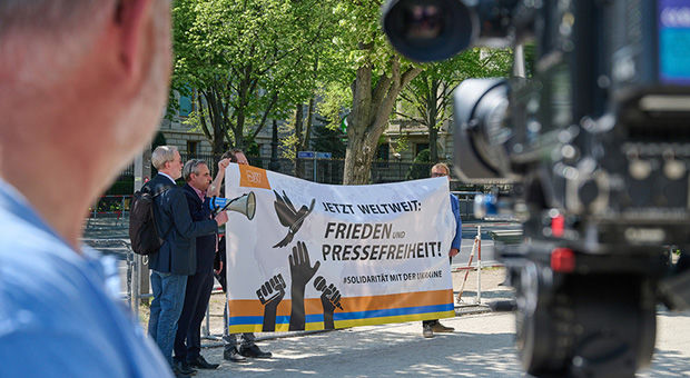 Demonstranten für weltweite Pressefreiheit